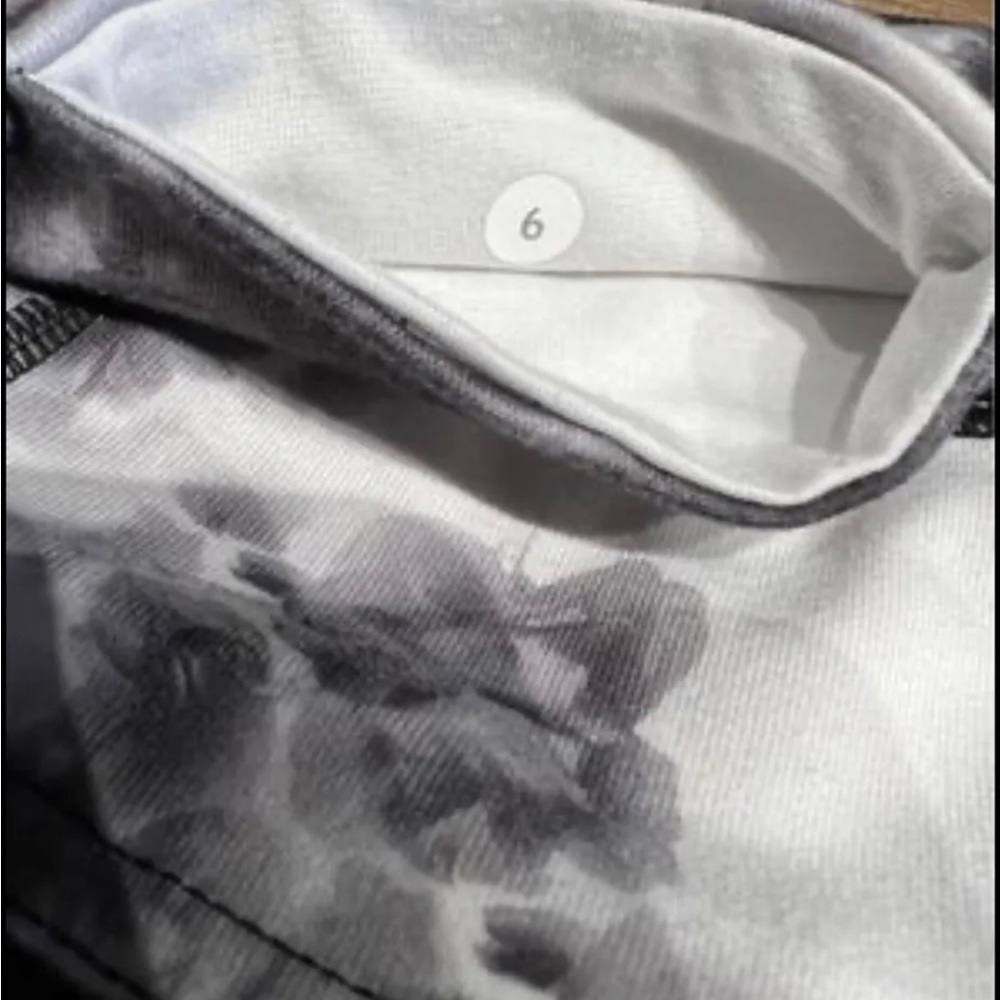 Lululemon Cropped Yogi Dance Pant Gray Black Roses RARE! - Picture 8 of 8